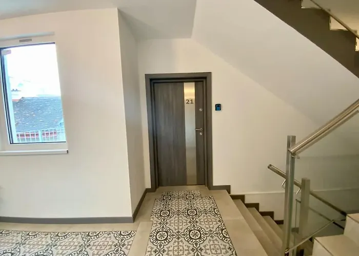 Freshly Renovated In Trendy Area L Hg21